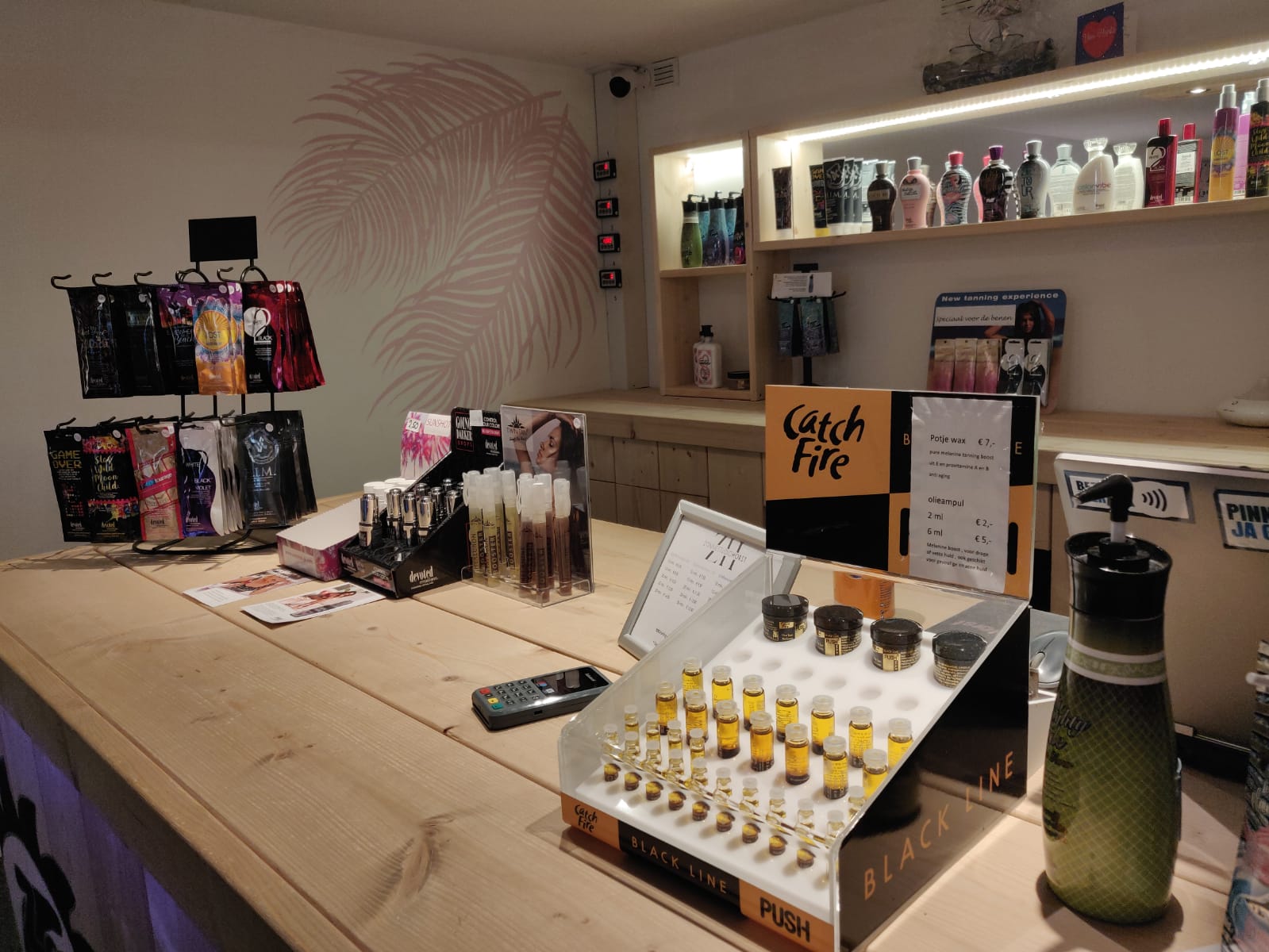 De balie van de andere kant gezien, met het assortiment zonnecosmetica